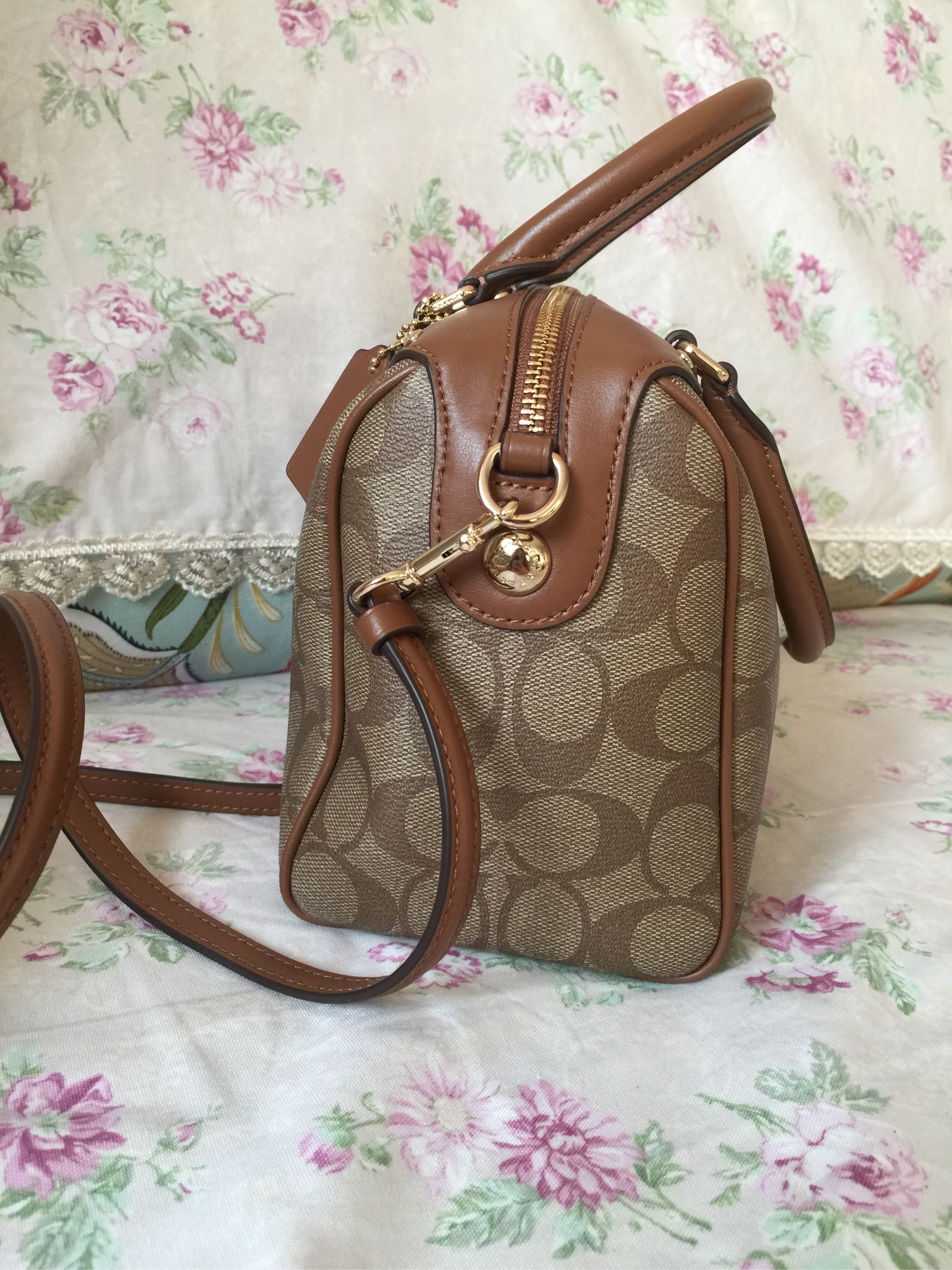 蔻驰经典款女包波士顿,蔻驰女包经典款樱桃包