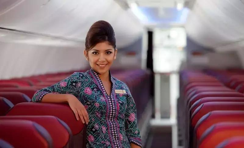 世界各国空姐的颜值 (各国空姐美丽动人)