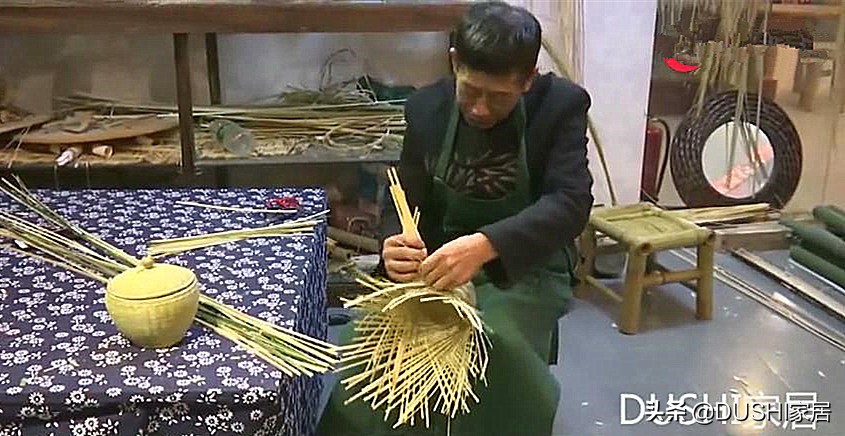 厨房装饰品小花篮点缀,大饭桌上的点缀花篮