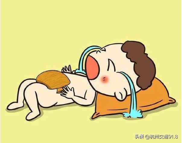 宝宝不听话总挨打,宝宝抱着老是鲤鱼打挺