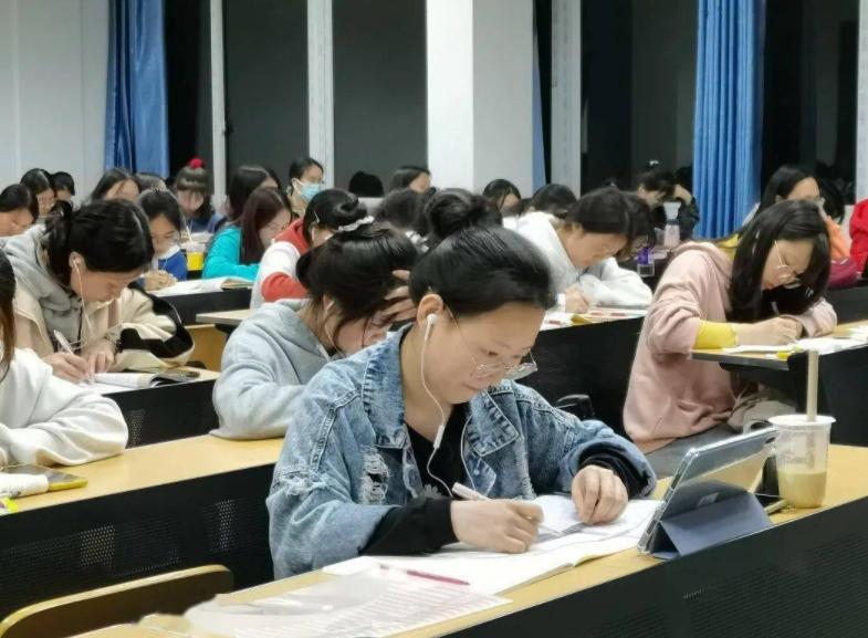 学习的时候被冷嘲热讽,努力学习时被别人嘲笑怎么办