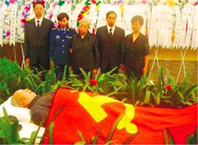 *国锋华**葬礼上，来了位神秘人物，手举16字横幅道尽华老一生功绩