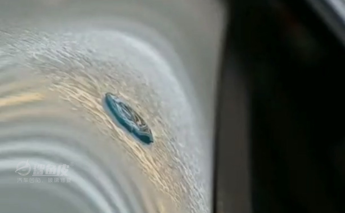 汽车a柱凹陷修复小窍门,运损车a柱有一个小坑