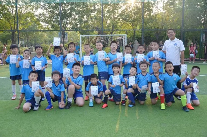 别让运动不足成为孩子一生的短板,于根伟现在踢球