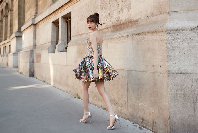 杜海涛沈梦辰幸福美满手牵手,杜海涛穿绿色风衣和沈梦辰写真