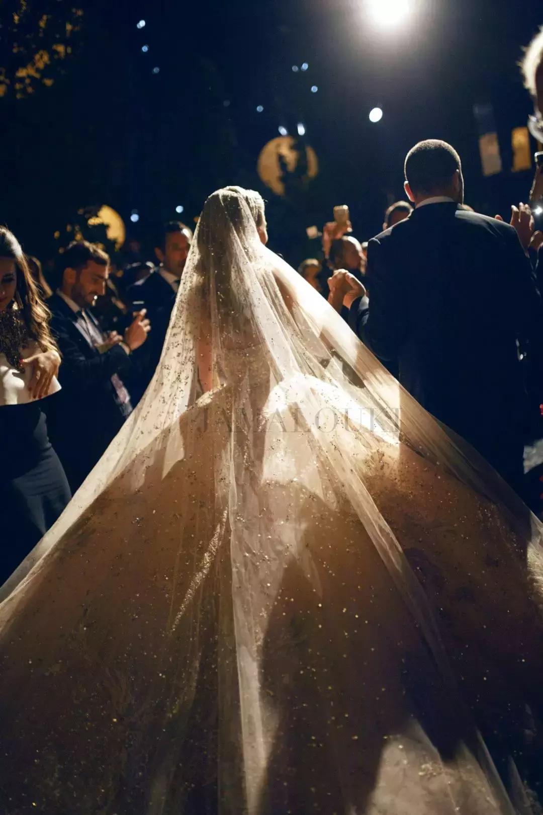 15万颗施华洛世奇水晶,eliesaab婚纱