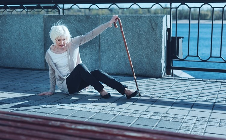 老人家摔了进icu的存活率,摔倒了住进icu了