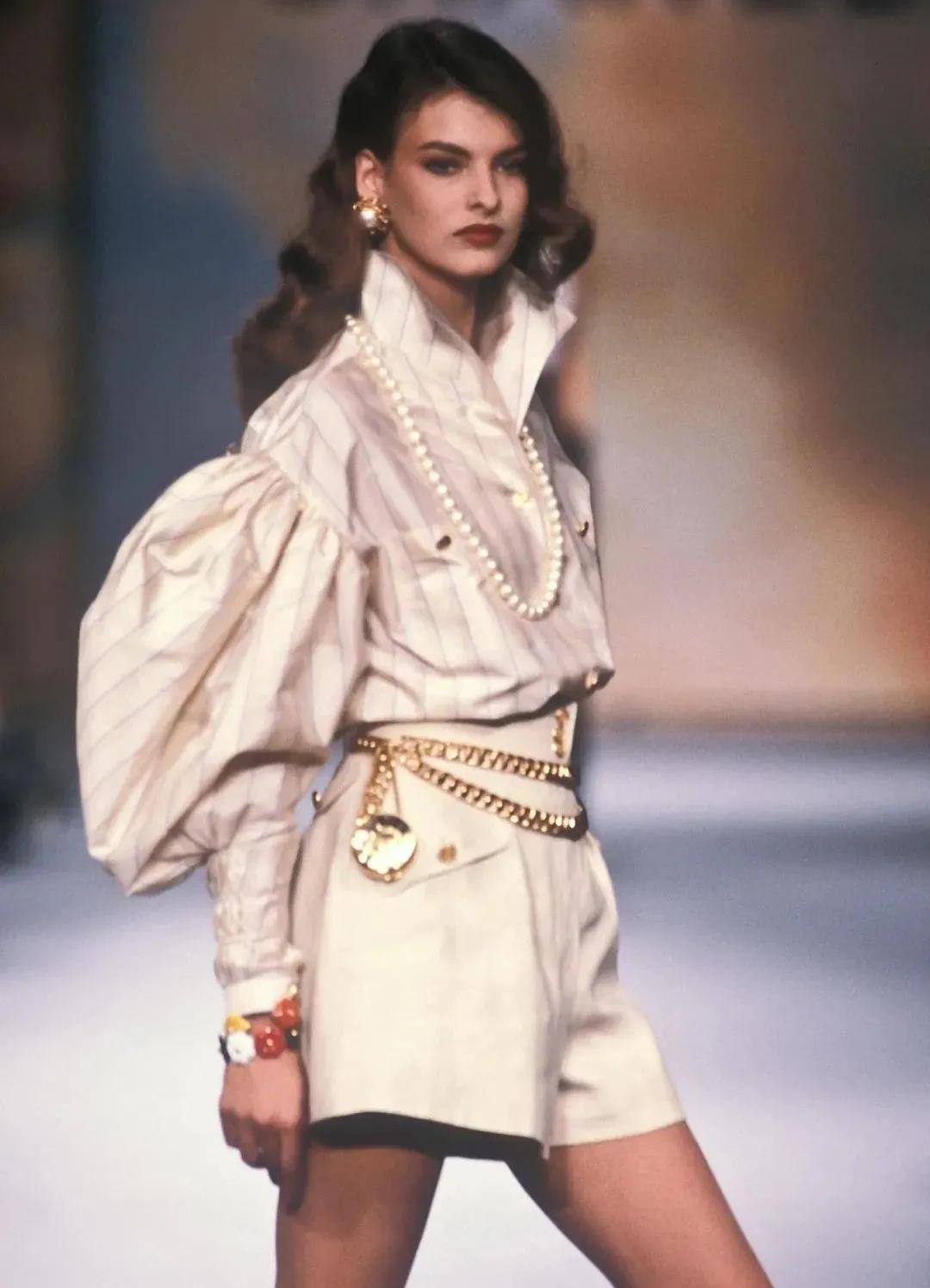 顶流女明星整容,顶流女星整容后回国复仇全集