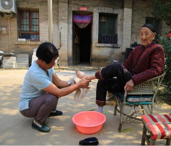 6岁为“美”被迫缠脚：三寸小脚走到百岁，看这位奶奶活成啥样子