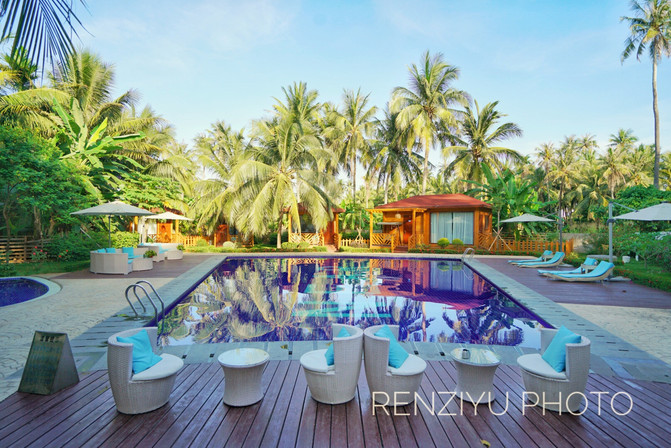 一群年轻人到三亚，摆pose，拍照