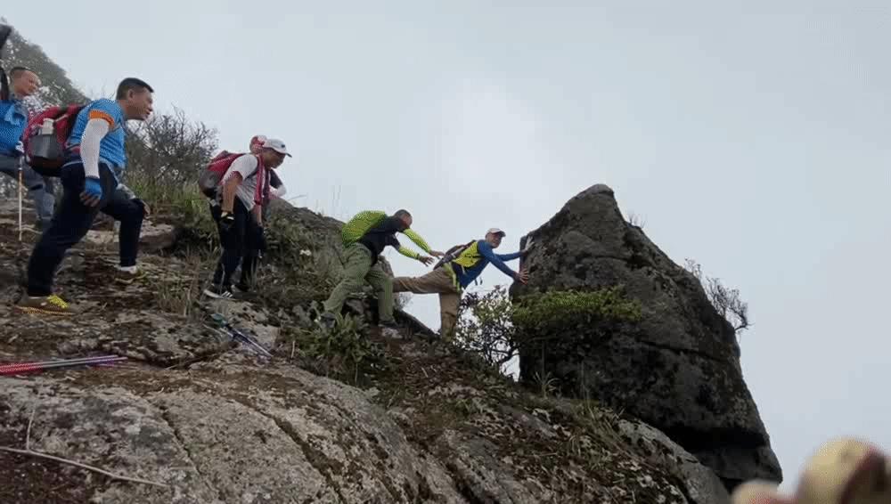 冷瓮顶航拍,冷瓮顶过山峰