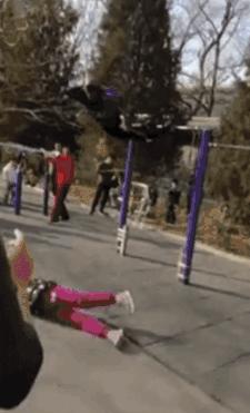 社会丨撞树、火烧、上吊…我国中老年硬核养生法，究竟有多野？