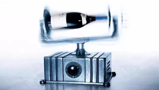 葡萄酒瓶塞漏了,葡萄酒漏了