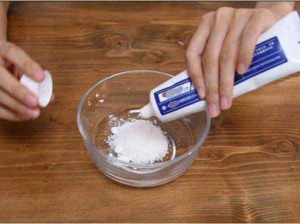 白衣服穿久了变黄了怎么清理,白衣服发黄洗不掉怎么遮盖