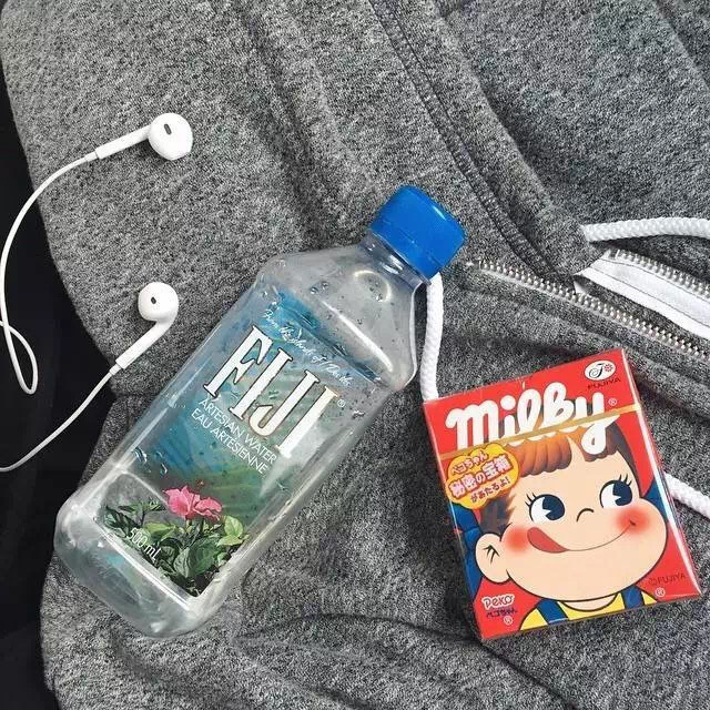 关于宣传奶茶发朋友圈文案,朋友送自己奶茶发朋友圈文案