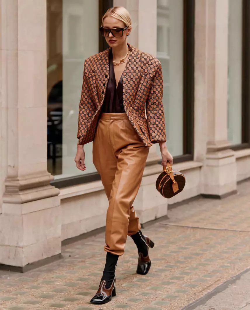 穿皮裤怎么搭配上衣相关视频,皮裤配什么鞋子比较好看