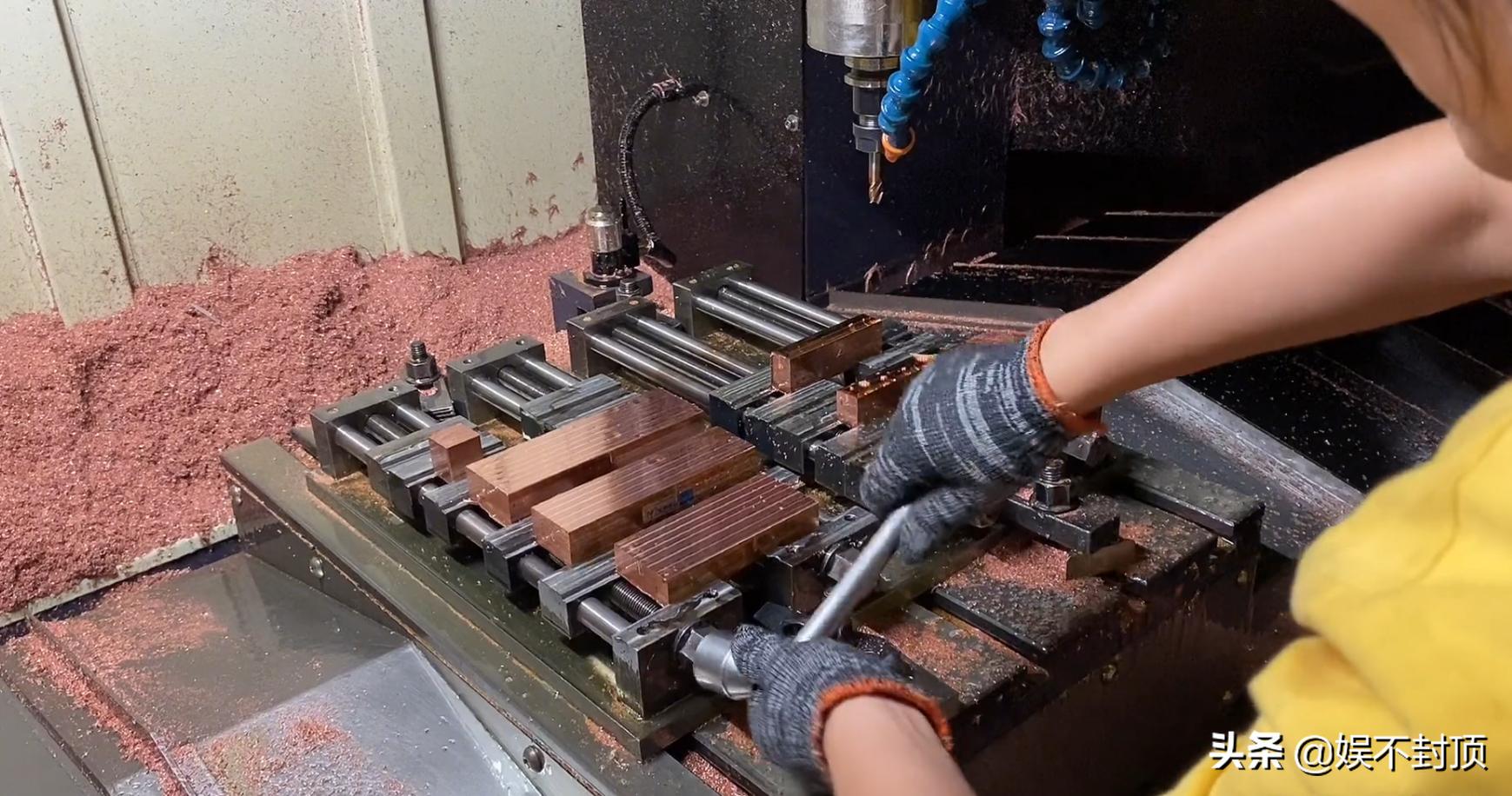 模具师傅多少工资2008年,招聘拉丝模具师傅8000