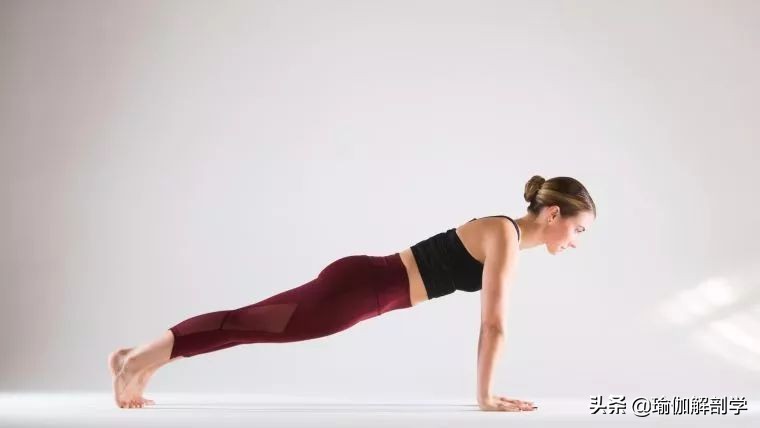 练瑜伽纠正骨盆前倾后腰椎受伤,练瑜伽前屈老是弓背怎么办