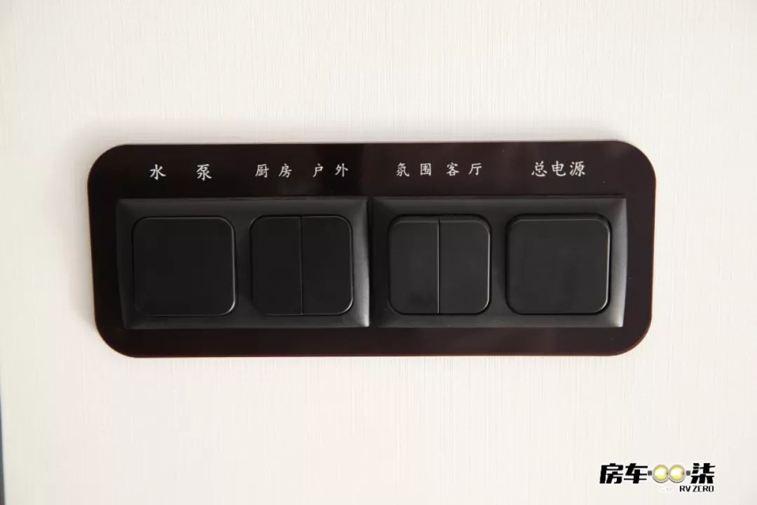 科斯升顶越野拖挂房车,平头轻卡双拓展自行式c型房车