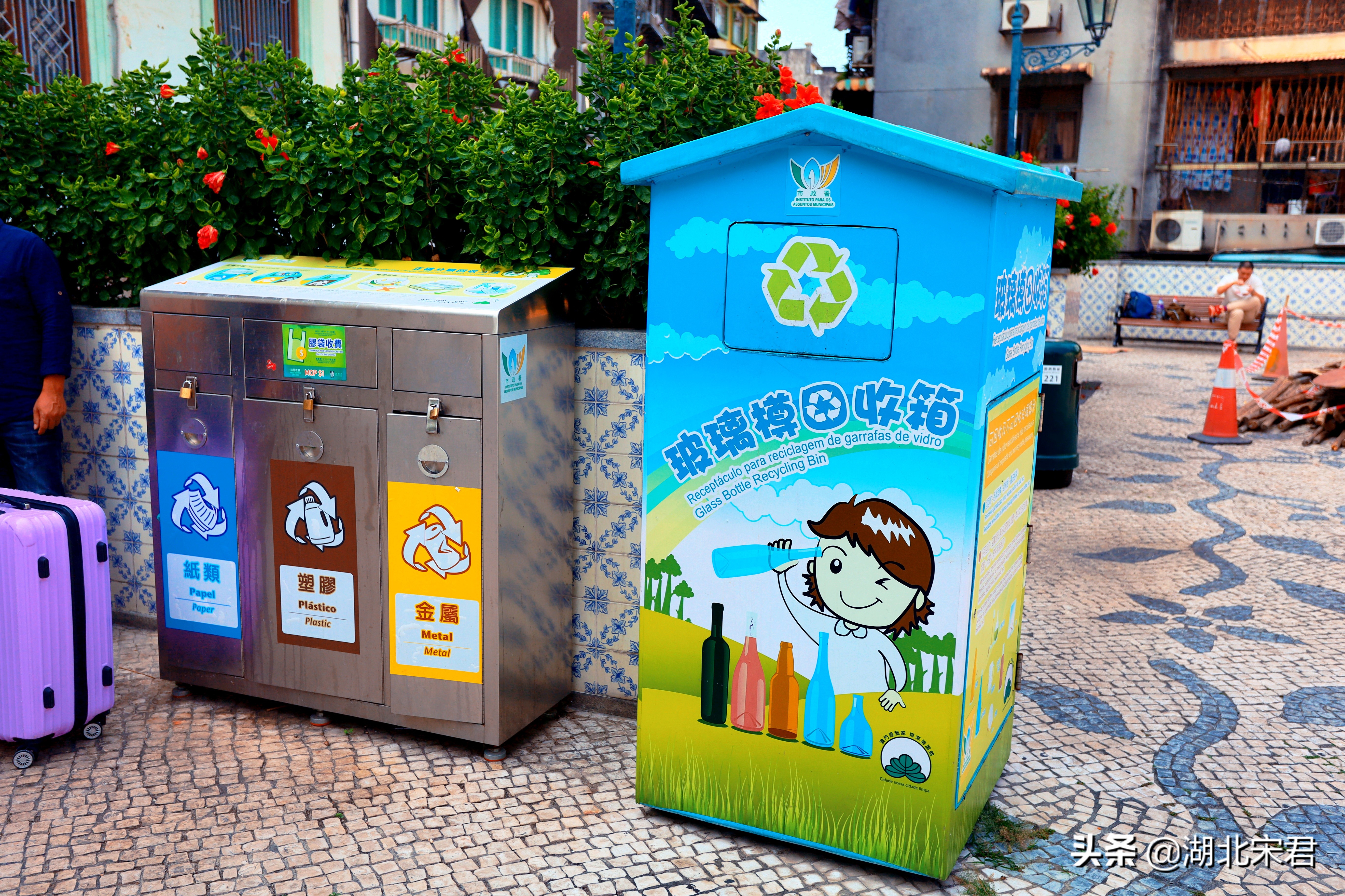 澳门街上也不见得多商业化但是就是喜欢在窄窄的街上走