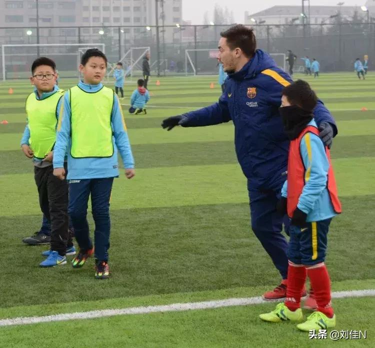 长着外国脸,足球教练教有天赋小朋友踢球