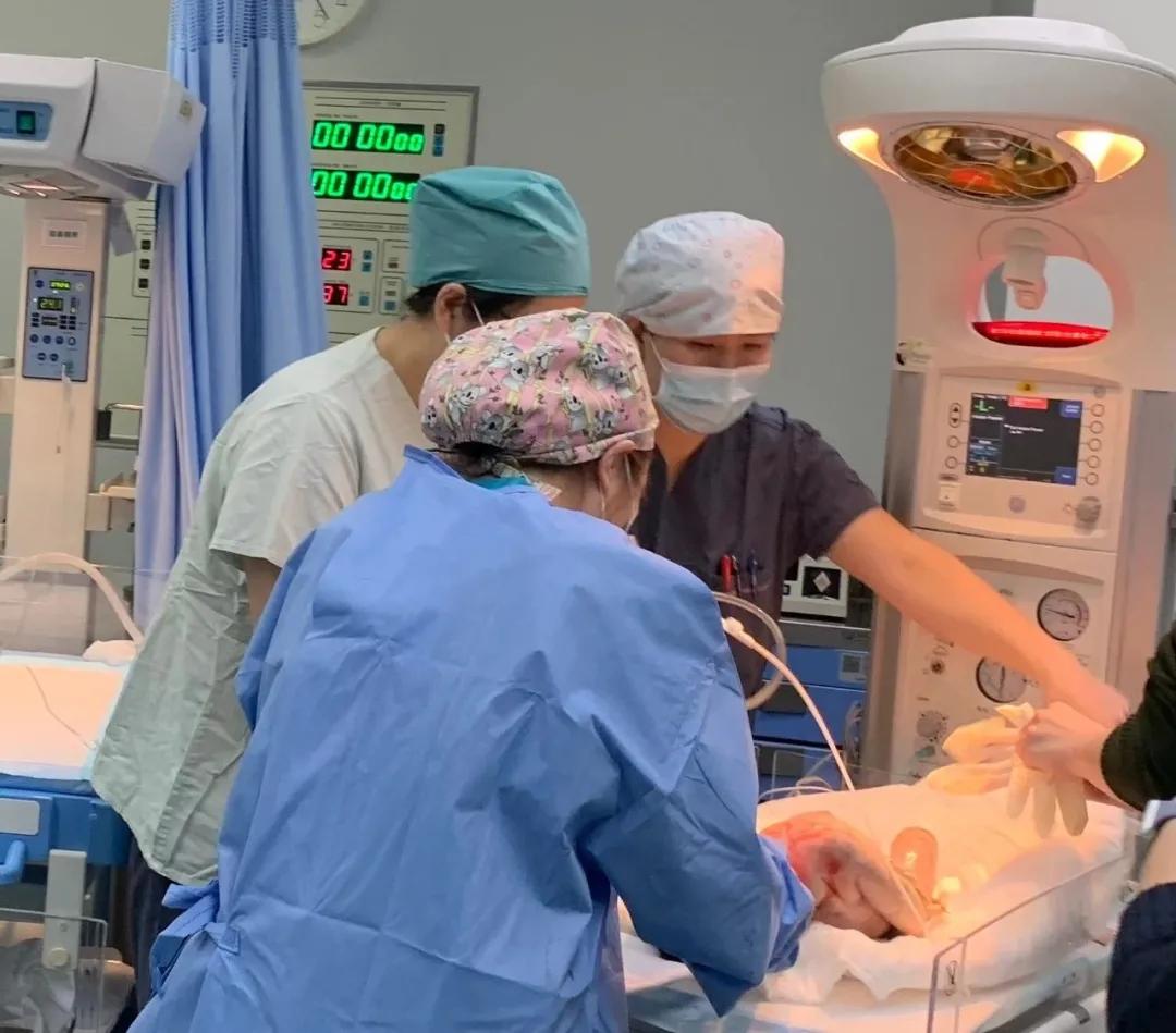 女神节里的最美跪姿！北京积水潭医院妇产科医生跪地抢救脐带脱垂孕妇