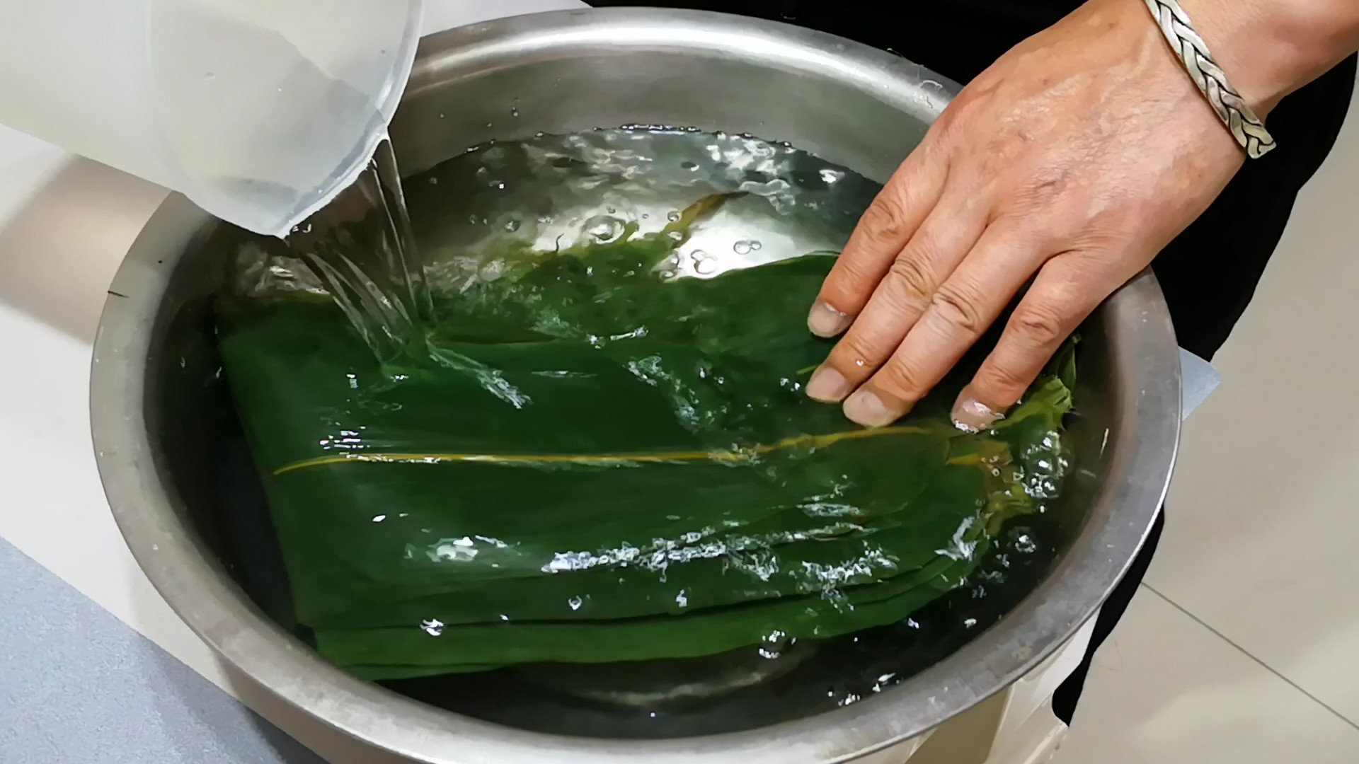 煮粽叶时只加清水,煮粽子时用清水就错了