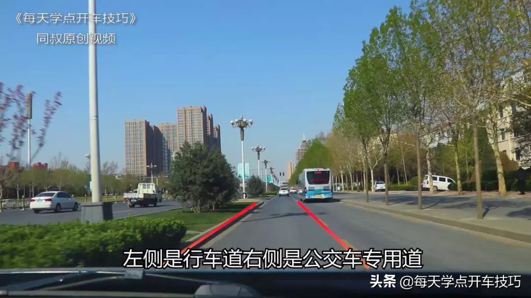 左侧第二条左转道直行扣分吗,左转道路左边没有路直行怎么罚