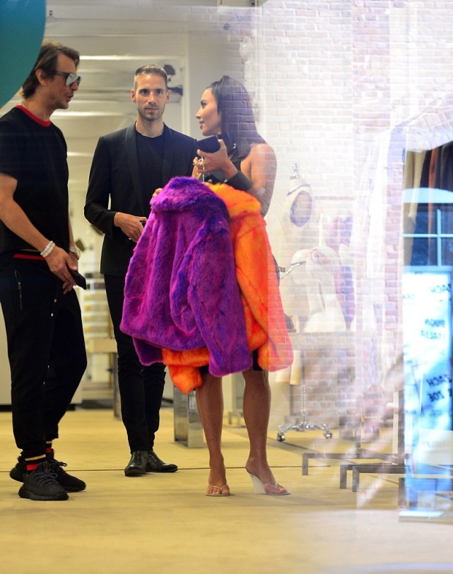 金卡戴珊穿黑衣黑裤出席活动,金卡戴珊小黑裙