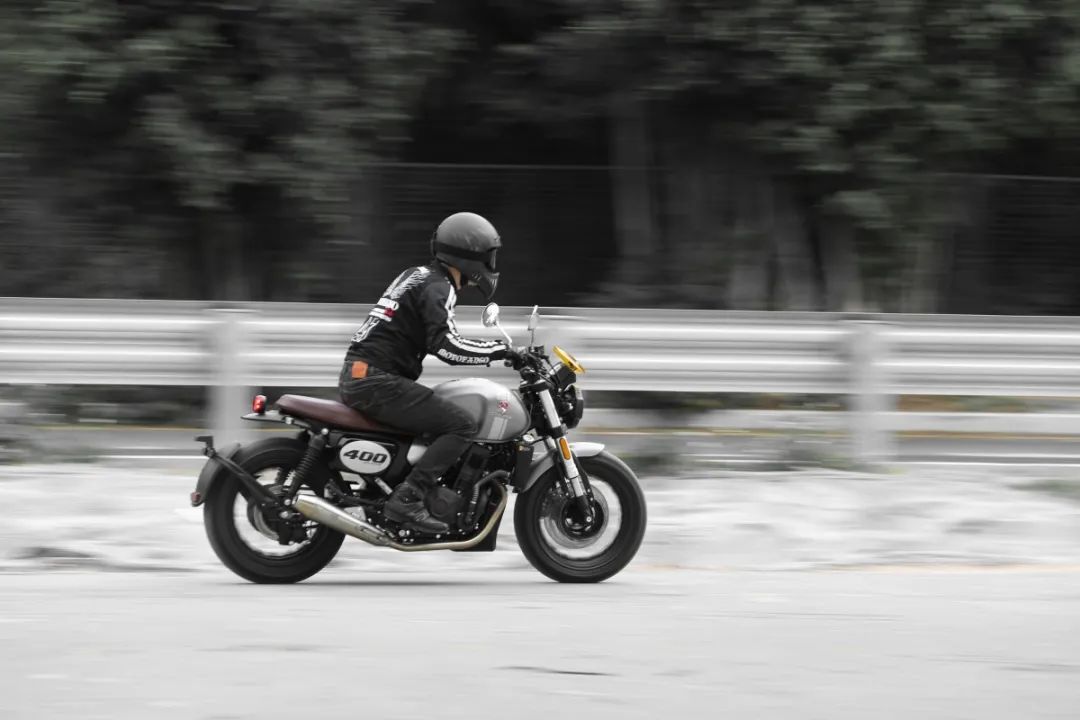 中量级双缸复古赛科龙re3试驾,宗申赛科龙re3双缸400复古摩托