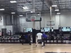 坐在观众席上看球赛篮球绝杀,坐在场边投篮