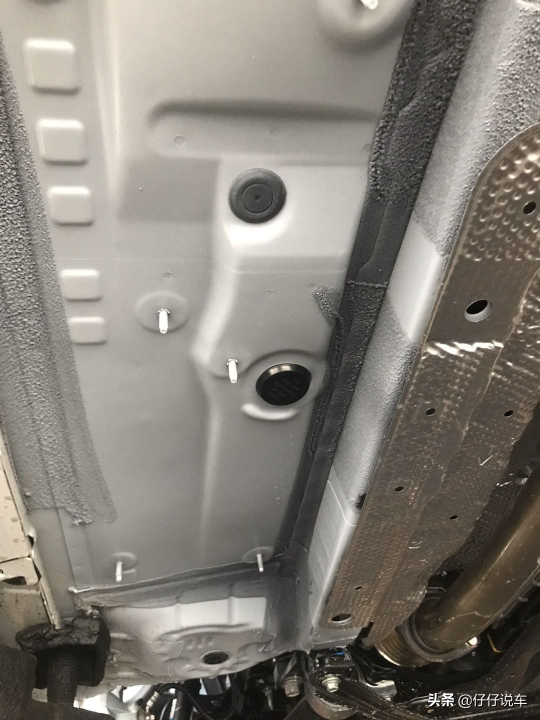 吉利帝豪新车自带底盘装甲吗,新车装底盘装甲多少钱手工费