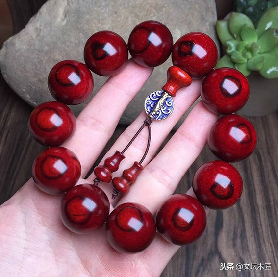 玩紫檀戴什么手套,紫檀手串一般几个珠子