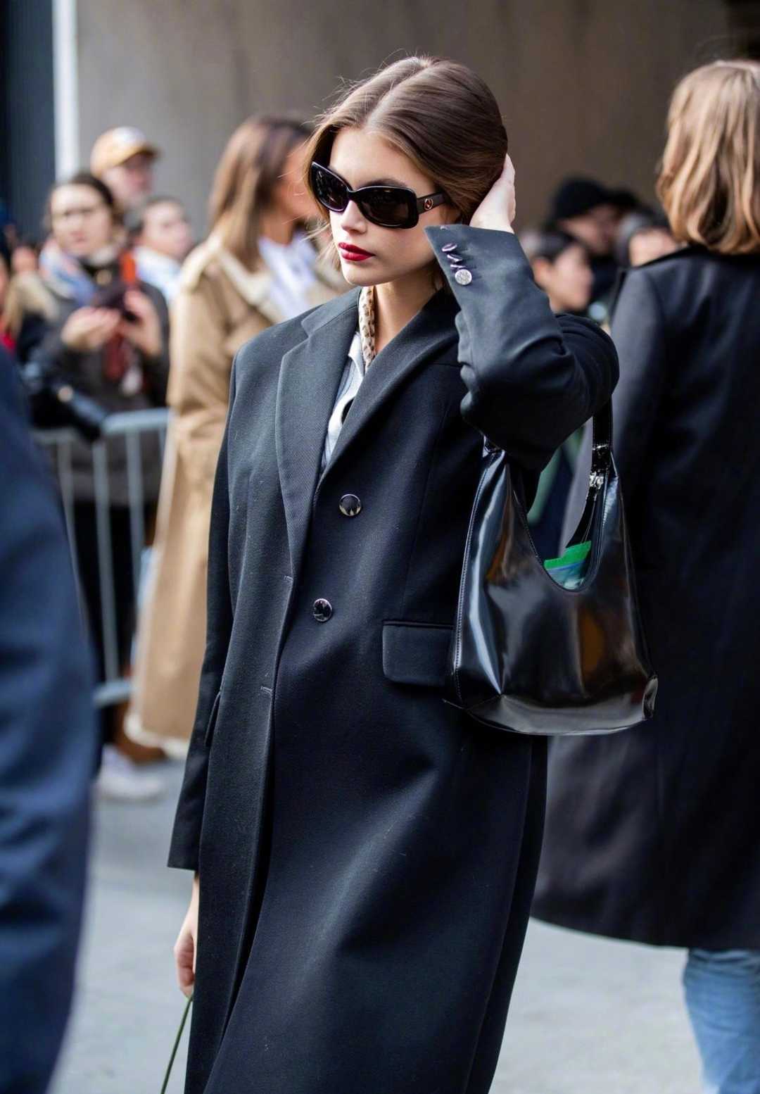 马蓉lv,马蓉现身机场穿的黑大衣红围巾