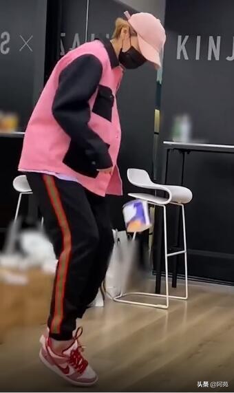 鹿晗足球颠球,鹿晗黄子韬踢锡纸足球