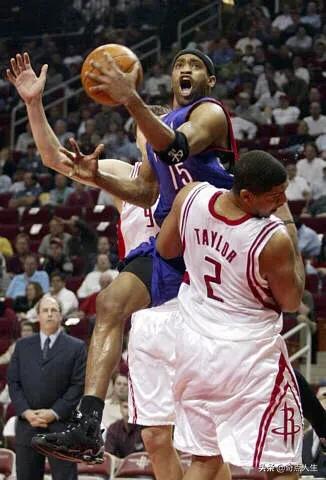 篮球比赛中防守人后退算不算阻挡,篮球进攻张开手臂挡人算犯规吗