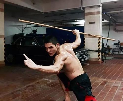 向佐一身肌肉怎么锻炼的,向佐健身练腰