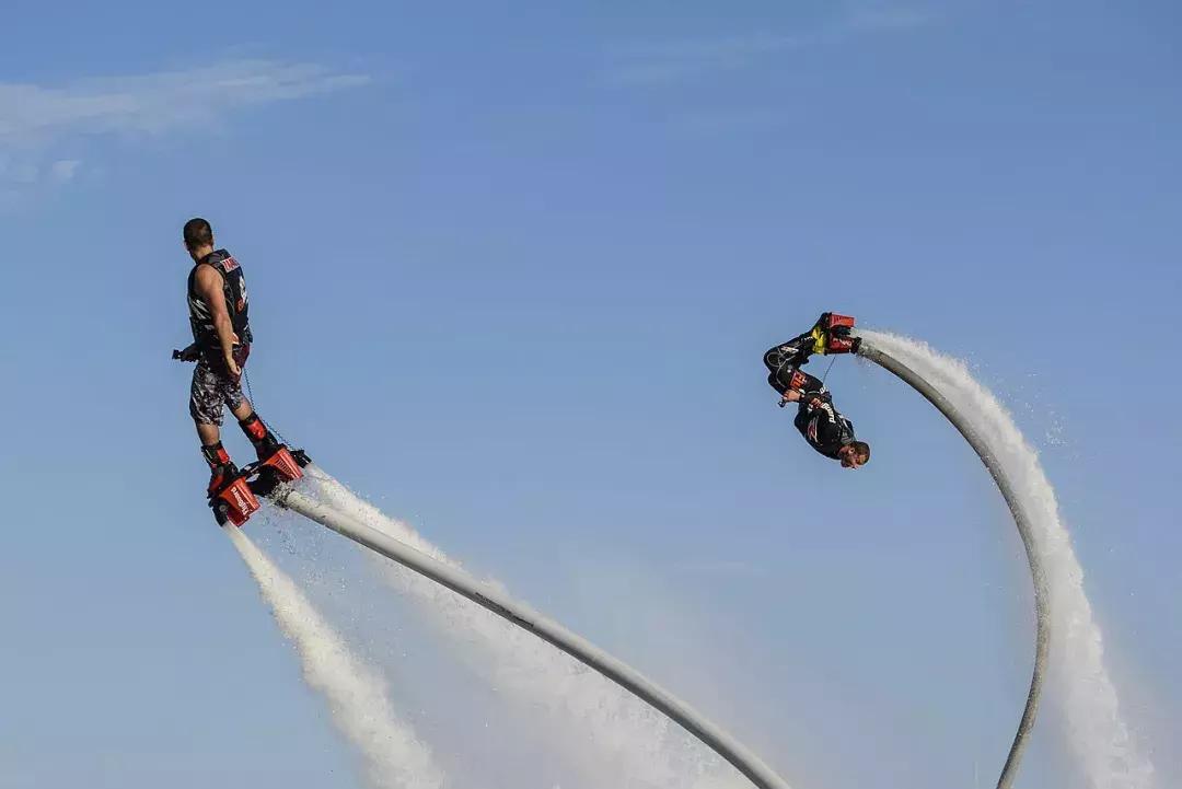 让小李子、迪拜土豪疯狂迷恋的法国钢铁侠，踩滑板飞越英吉利海峡