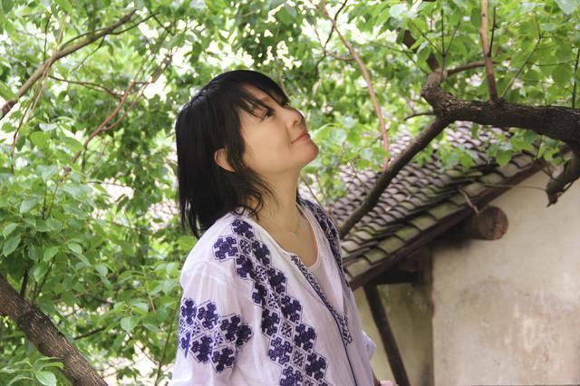 刘若英衣服穿搭,刘若英穿什么颜色好看