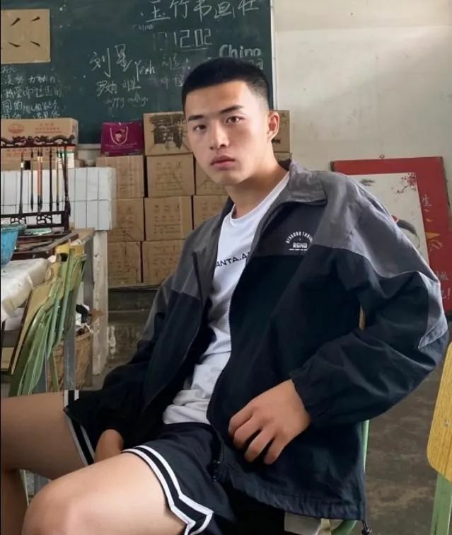 成都街拍长腿小哥哥,成都长腿男