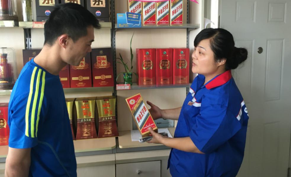 超市进酒怎么辨真假,超市的白酒有假酒吗怎么判断