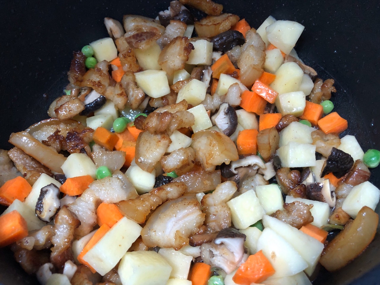 土豆五花肉焖饭的做法,土豆胡萝卜五花肉焖饭的做法