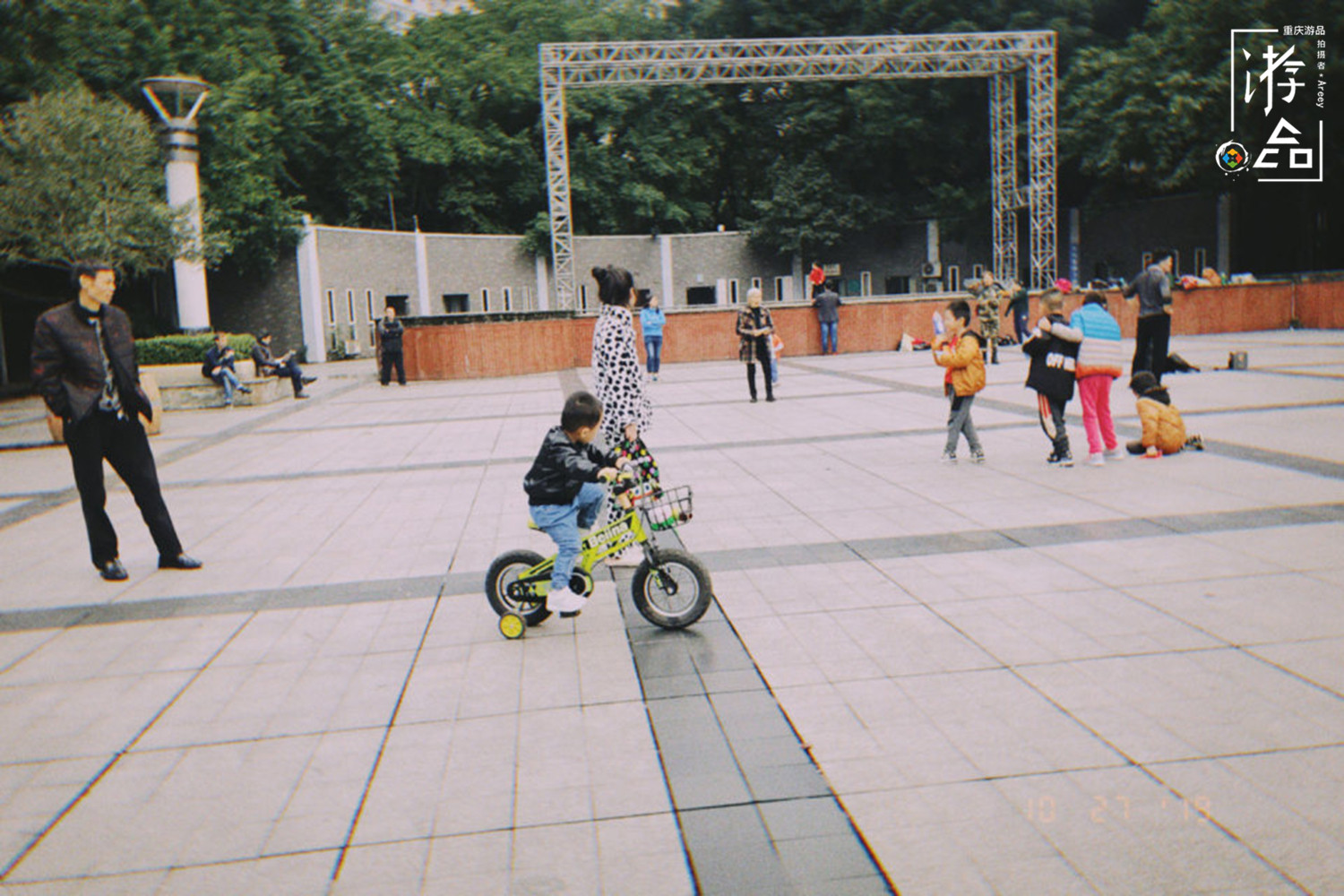 因为大街上看不见自行车，所以重庆人不会骑？你也太小看我们了吧