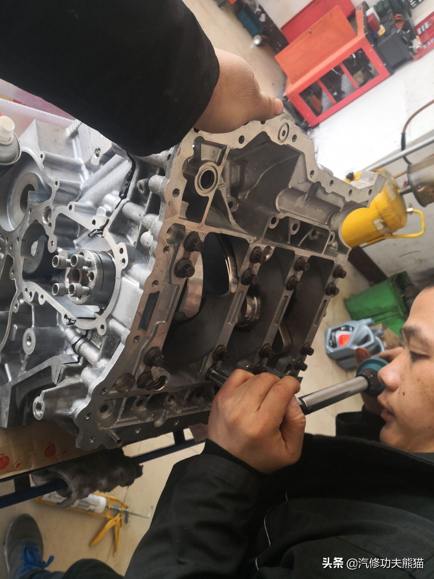 16款奥迪a6l2.5自吸发动机漏油,奥迪a6l2.4免拆烧机油处理靠谱吗