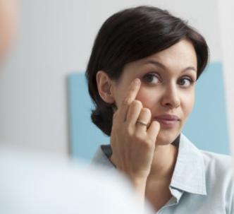 眼袋下垂别总打玻尿酸，学会这2个方法，助你打造紧致双眸