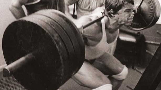 深蹲膝盖和脚尖无法一致,杠铃深蹲膝盖要不要超过脚尖