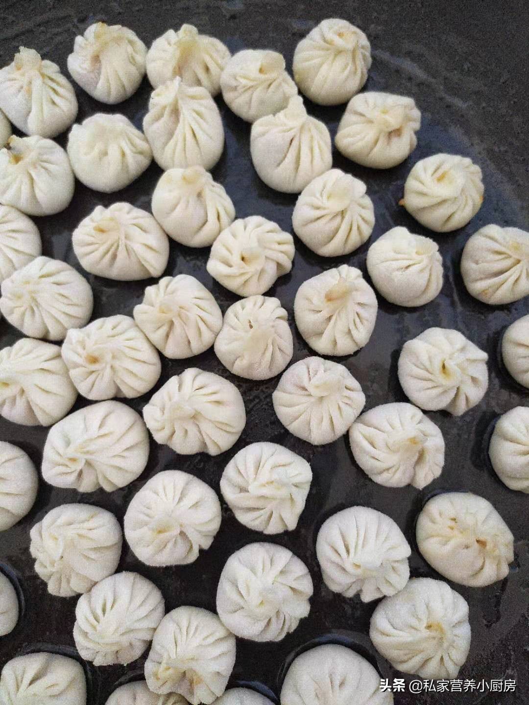 素馅水煎包子味道鲜美极致,香酥水煎包子