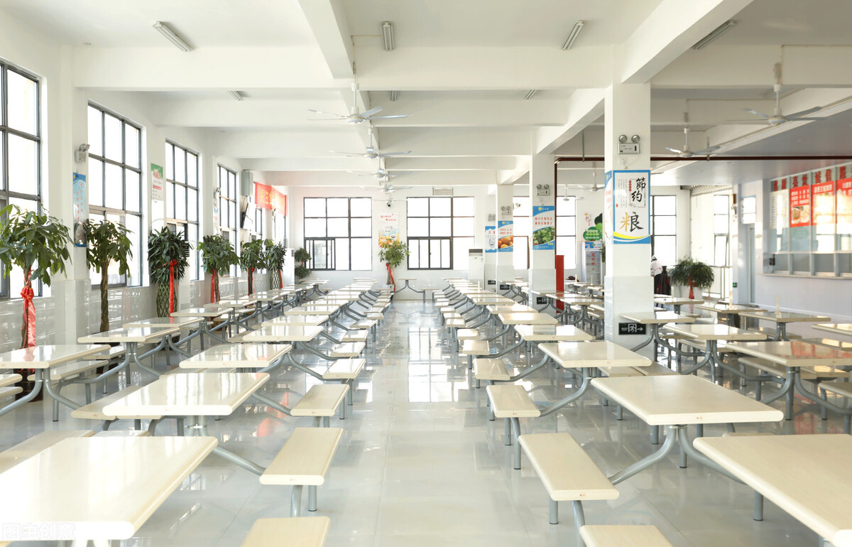 五天8小时工资4500很低吗,一个月工资8000上26天班