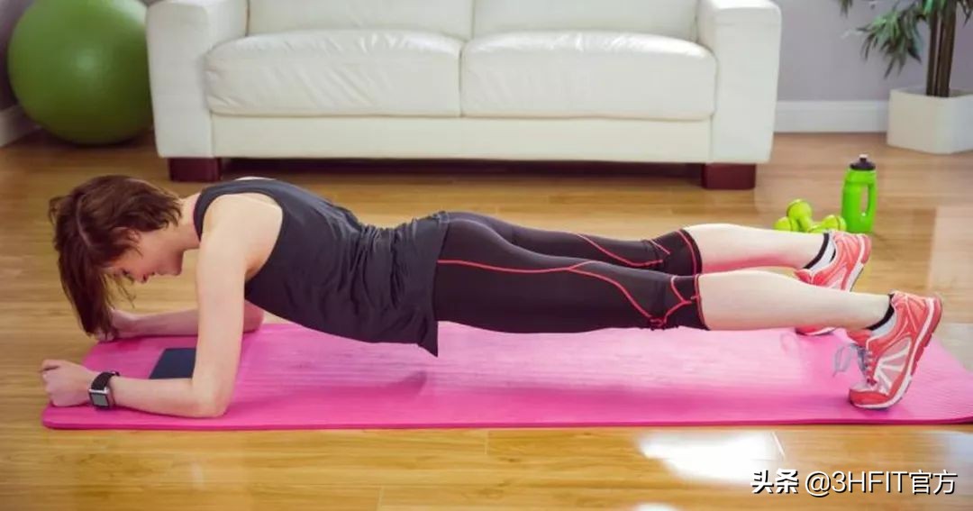 练马甲线最有效动作平板支撑,三个月用卷腹轮能练出马甲线吗