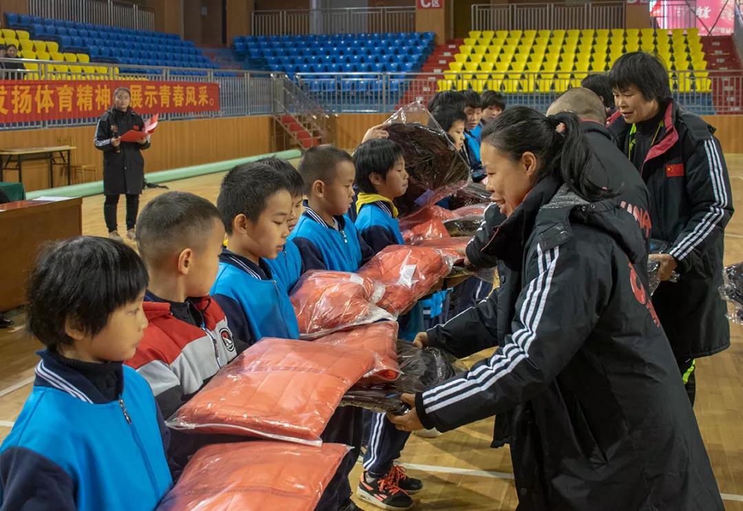 大手拉小手心连心公益活动,大手牵小手传递爱共成长公益活动